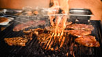 Frisch eingelegte Steaks, Rostbratwurst und die ein oder andere hausgemachte Grillspezialität sind immer sehr beliebt